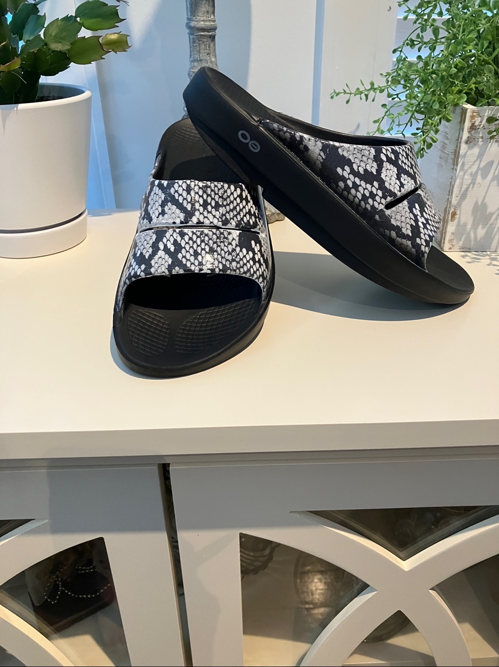 OOFOS Black and White Snake-Print Slides
